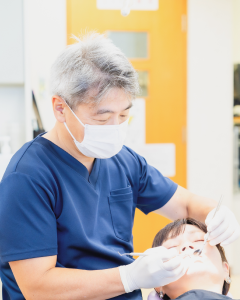 治療中の医師と患者