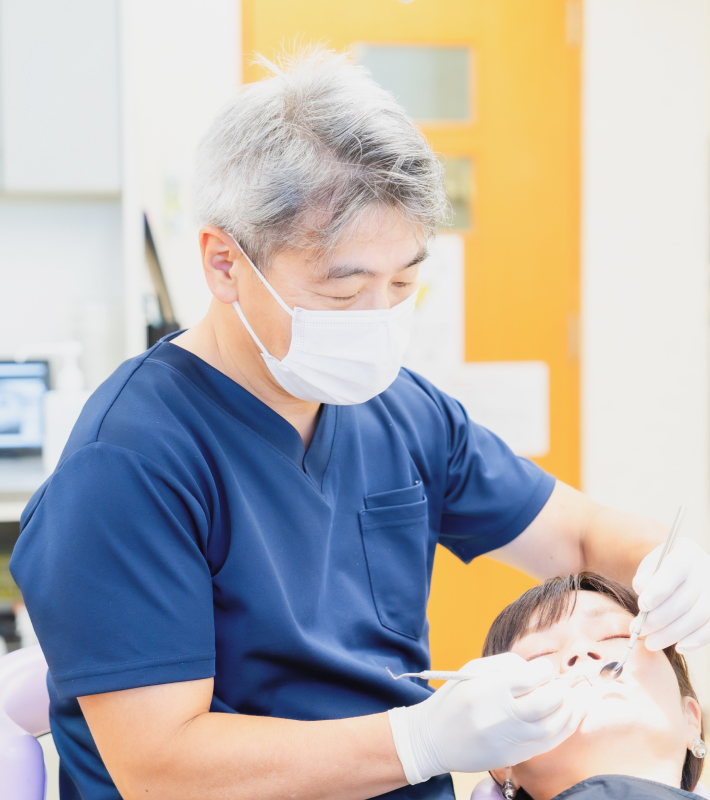 治療中の医師と患者